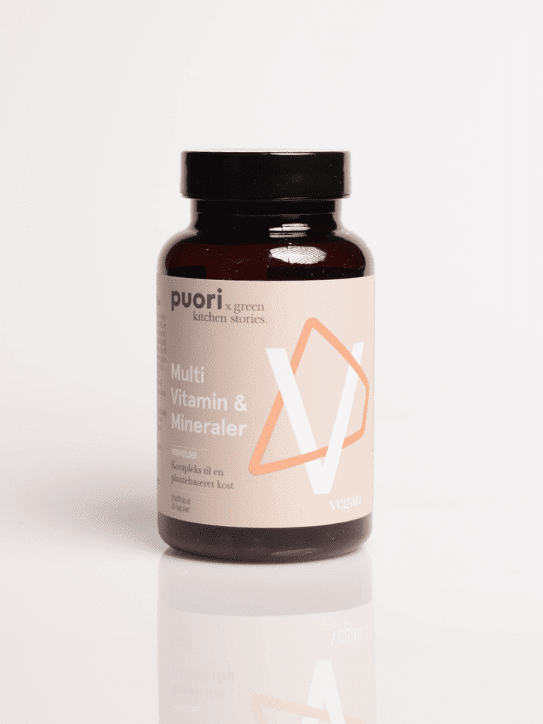 Braune Glasflasche mit schwarzem Deckel und beigem Etikett: Puori Multivitamin und Mineralstoffe, vegane Nahrungsergänzung