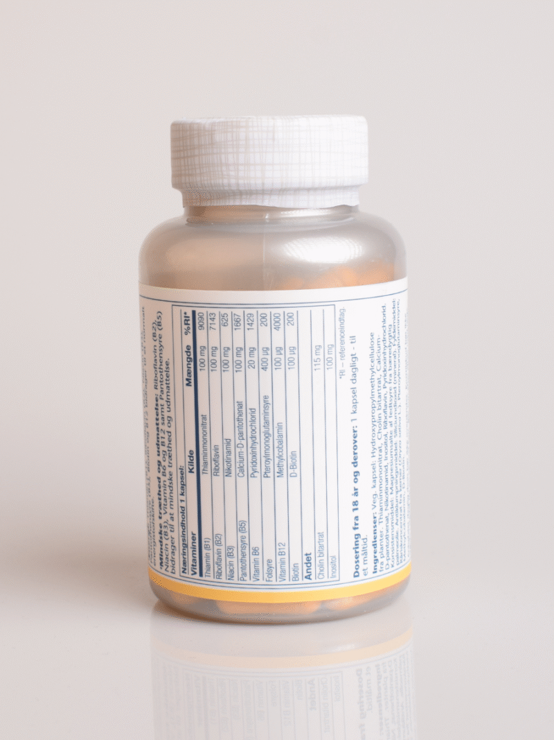 Flasche mit Vitamin-B-Komplex-Nahrungsergänzung, weißem Deckel und Nährwerttabelle auf dem Etikett