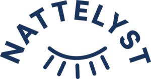 NATTELYST-Logo mit geschwungenem Schriftzug und stilisierten geschlossenen Augen mit Wimpern in Dunkelblau