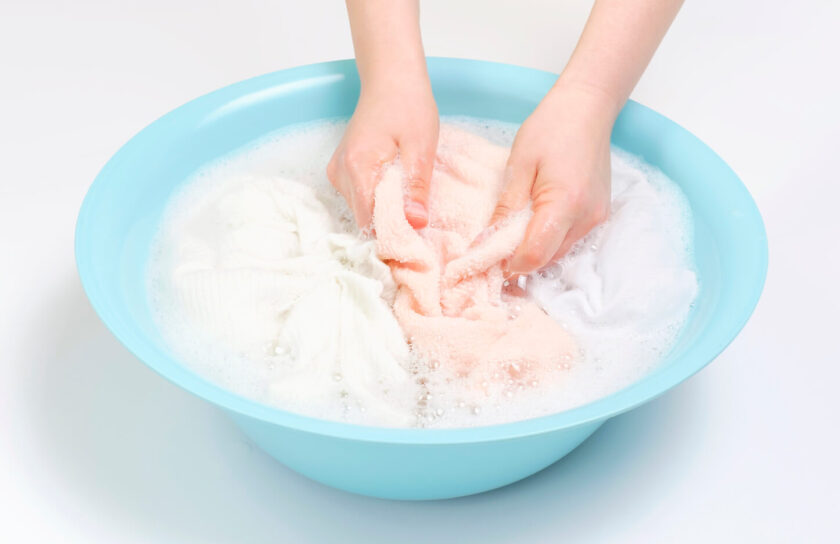 Person beim Wäschewaschen, die ihre neue Schlafmaske reinigt – wichtig für optimale Hygiene und einen erholsamen Schlaf