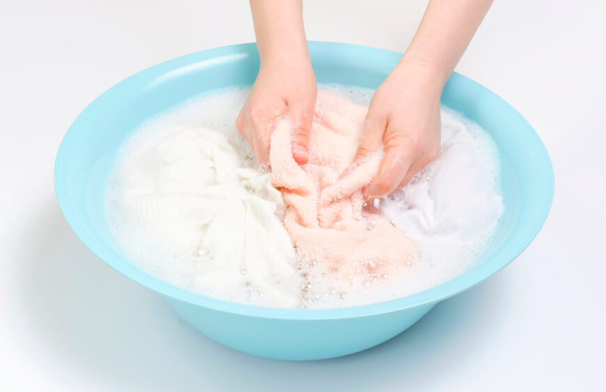 Person beim Wäschewaschen, die ihre neue Schlafmaske reinigt – wichtig für optimale Hygiene und einen erholsamen Schlaf