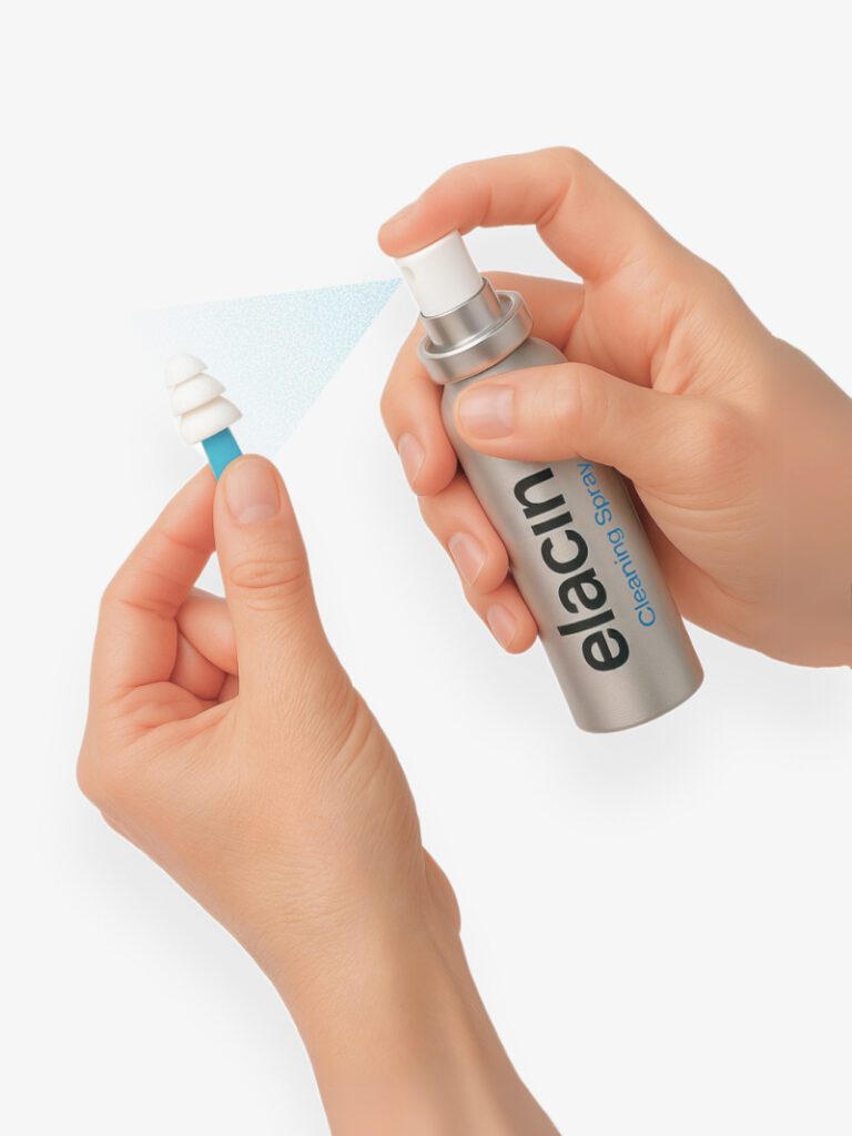 Hände sprühen Elacin Reinigungsspray auf einen lamellierten Silikon-Ohrstöpsel auf blauem Halter