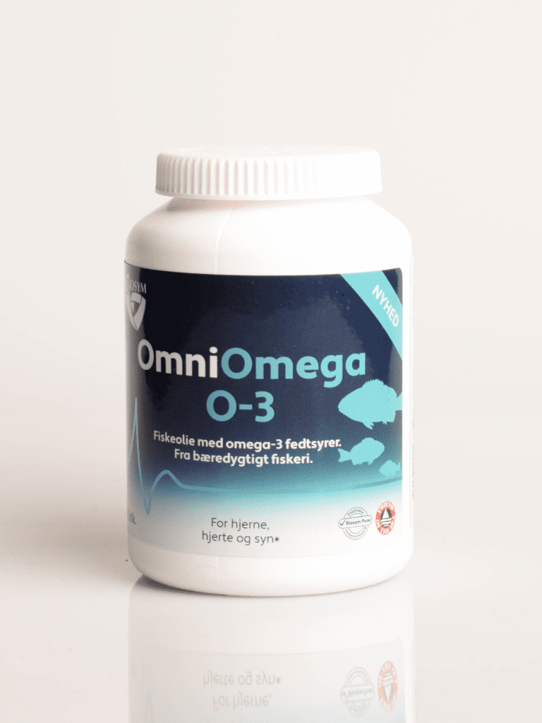 OmniOmega O-3 fiskeolie kosttilskud i hvid flaske med blå etiket, omega-3 fra bæredygtigt fiskeri