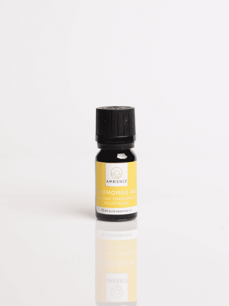 Kleine 10-ml-Flasche Ambience Kamillenöl mit gelbem Etikett und Spiegelung auf weißem Hintergrund