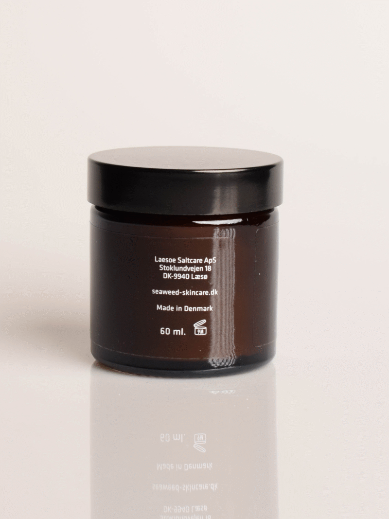 Brauner Glastiegel mit schwarzem Deckel – 60 ml Hautpflege von Læsø mit Seaweed-Skincare-Etikett