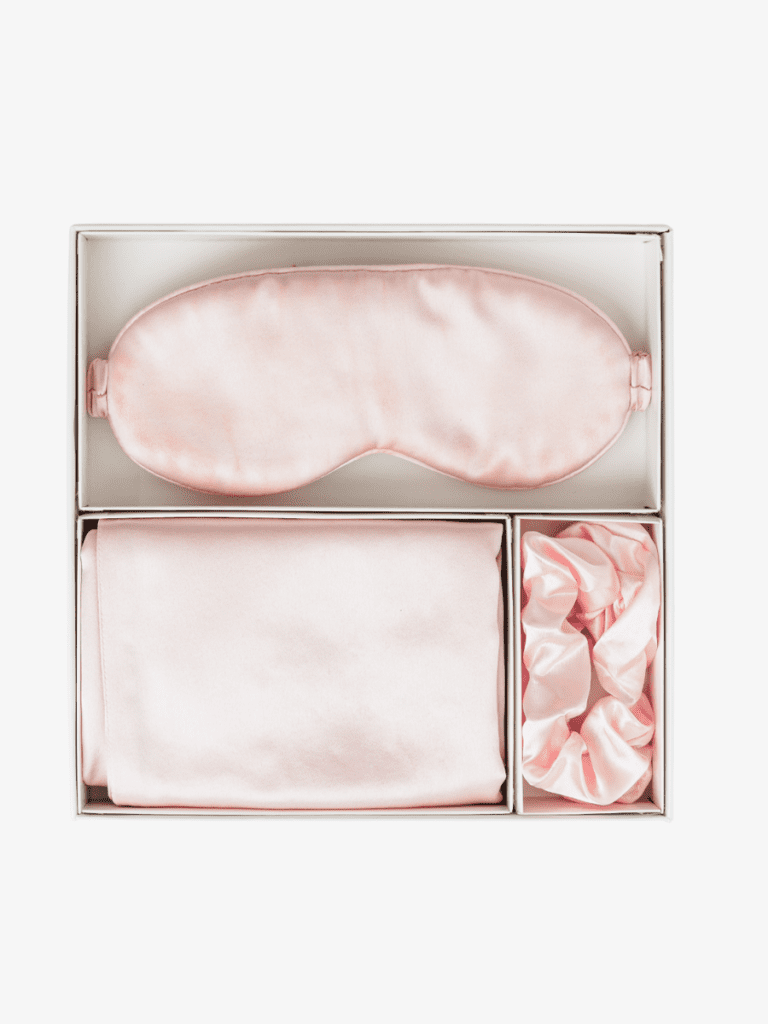 Rosa Satin-Set mit Schlafmaske, Kissenbezug und Scrunchie in der Geschenkbox