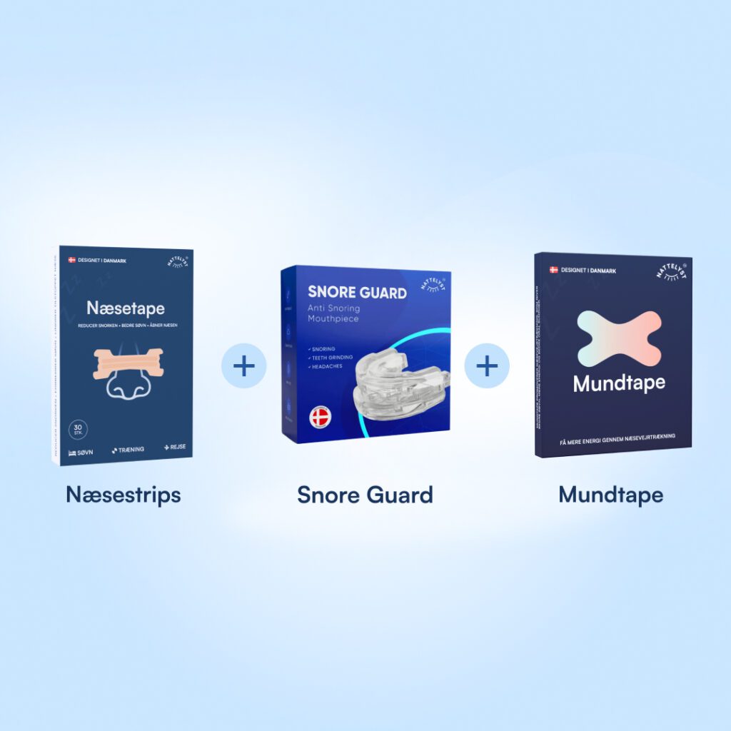Anti-Schnarch-Set mit Nasenstrips, Snore Guard Schnarchschiene und Mundtape vor hellblauem Hintergrund