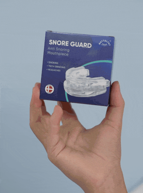 Hand hält die Snore Guard Verpackung gegen Schnarchen mit Abbildung der transparenten Schnarchschiene