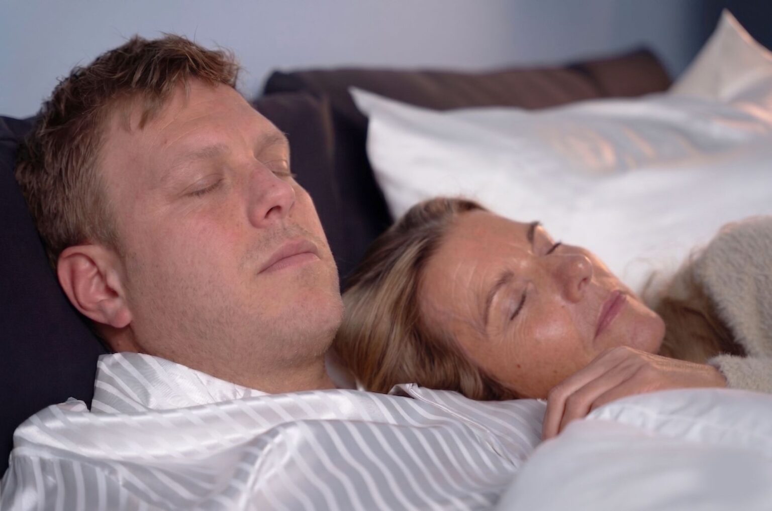 Nahaufnahme eines schlafenden Paares im Bett, entspannt mit geschlossenen Augen